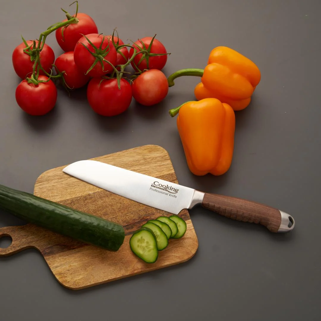 overlay_0618149ac83ceaeed9abac4a8811e51a.jpg CUTIT SANTOKU 18 CM, MAESTRO, COOKING BY HEINNER - imagine 1